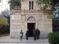 Construite à la fin du XII siècle, consacrée à la Vierge Gorgoépikoos et à Saint Eleufthérios. Sur la façade on remarque le calendrier attique des fêtes sur la frise antique, qui provient d'un monument du IVe siècle.